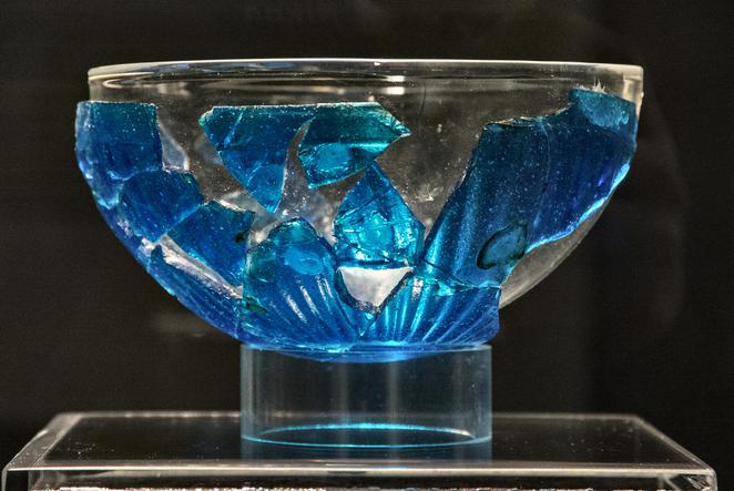 1 Museo Archeologico di Artimino F. Nicosia. Coppa di vetro decorata VII sec.